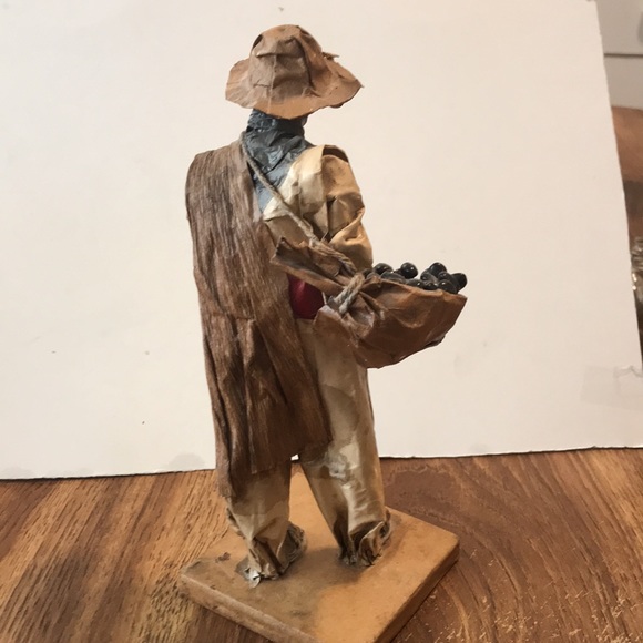 Handcrafted paper mache Costa Rican farmer bringing home days crop - Picture 4 of 12